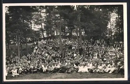 Foto-AK Sandhatten, Jugendheim, Freilichtbühne, Publikum während einer Vorstellung