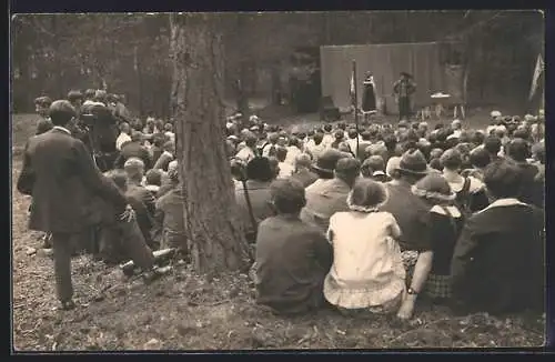 Foto-AK Sandhatten, Jugendheim, Freilichtbühne während einer Aufführung, Publikum u. Bühnenszene