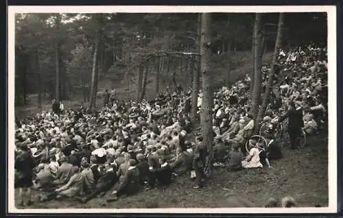 Foto-AK Sandhatten, Jugendheim, Freilichtbühnen-Aufführung, Publikum