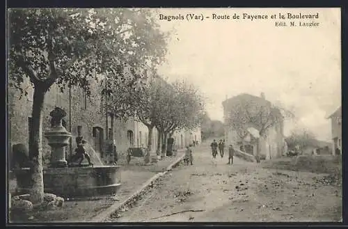 AK Bagnols, Route de Fayence et le Boulevard avec fontaine et passants