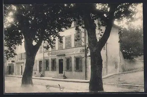 AK Brignoles, Vue d`un bâtiment avec deux grands arbres à l`avant-plan