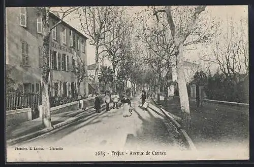 AK Fréjus, Avenue de Cannes avec des enfants jouant dans la rue