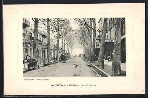 AK Draguignan, Boulevard de la Liberté avec voitures et passants