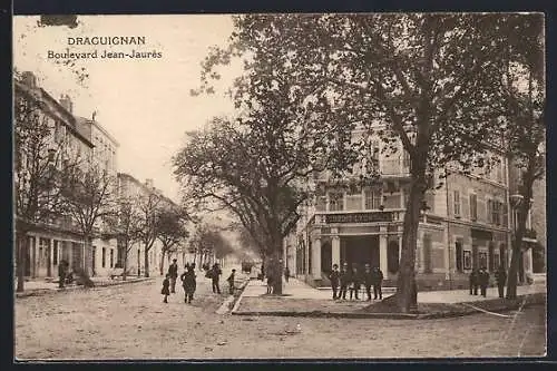 AK Draguignan, Boulevard Jean-Jaurès avec passants et arbres en automne