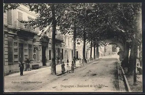AK Draguignan, Boulevard de la Liberté avec passants et arbres ombrageants