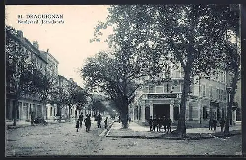 AK Draguignan, Boulevard Jean-Jaurès avec des passants et la banque Crédit Lyonnais