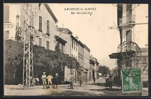 AK La Londe-les-Maures, Rue Maréchal Foch avec le Bar du Commerce et passants