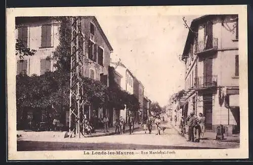 AK La Londe-les-Maures, Rue Maréchal-Foch animée avec passants et bâtiments historiques