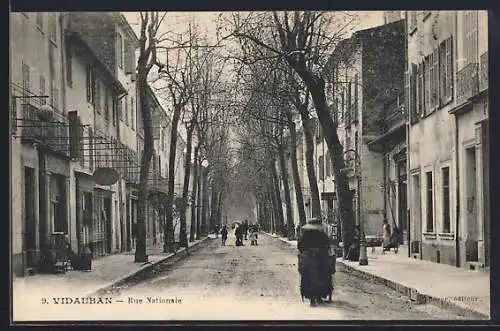 AK Vidauban, Rue Nationale animée avec passants et arbres alignés