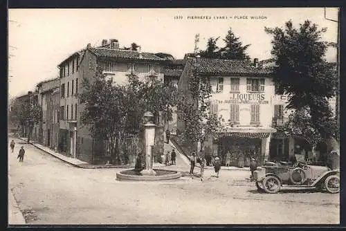 AK Pierrefeu, Place Wilson avec fontaine et voiture ancienne