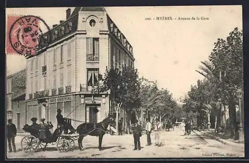 AK Hyères, Avenue de la Gare avec calèche et passants
