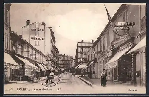 AK Hyères, Avenue Gambetta avec commerces et passants