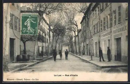 AK Le Luc, Rue d`Italie animée avec passants et bâtiments historiques