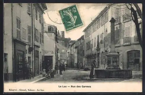 AK Le Luc, Rue des Carmes avec fontaine au centre du village