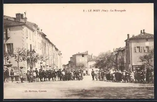 AK Le Muy, La Bourgade avec foule rassemblée sur la place