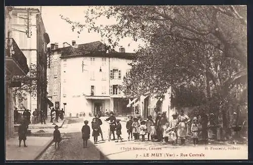 AK Le Muy, Rue Centrale animée avec passants et enfants