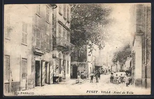 AK Puget-Ville, Hôtel de Ville et rue animée avec passants et bicyclette