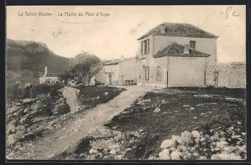AK La Sainte-Baume, La Mairie avec vue sur La Sainte-Baume