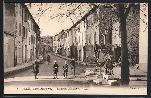 AK Puget-sur-Argens, La Route Nationale avec enfants et passants