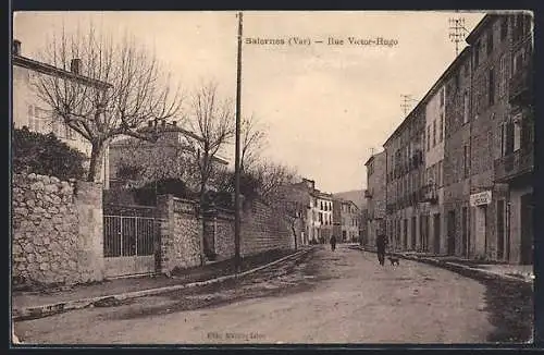 AK Salernes, Rue Victor-Hugo avec passants et bâtiments résidentiels