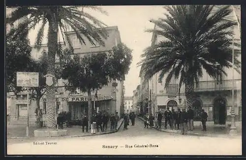 AK Sanary, Rue Général-Rose avec palmiers et passants