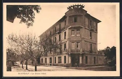 AK Saint-Aygulf, Le Grand Hôtel et avenue bordée d`arbres