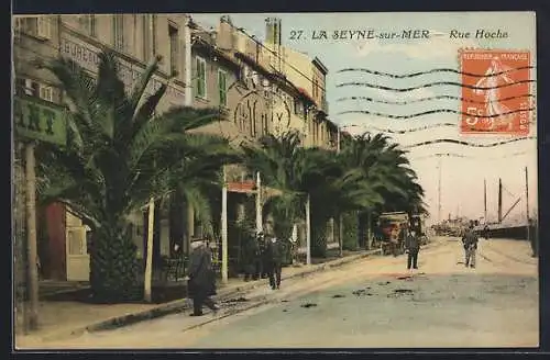 AK La Seyne-sur-Mer, Rue Hoche avec palmiers et passants