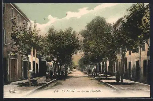 AK La Seyne, Avenue Gambetta bordée d`arbres et bâtiments élégants