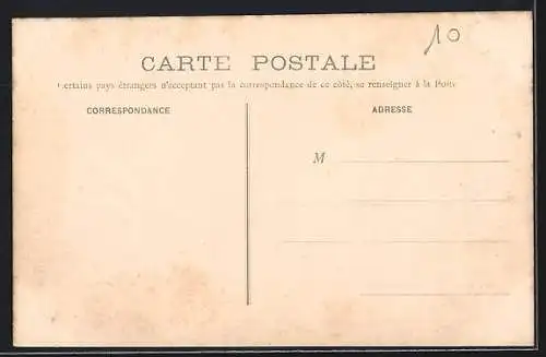 AK Toulon, Place Gambetta avec calèche et passants animés