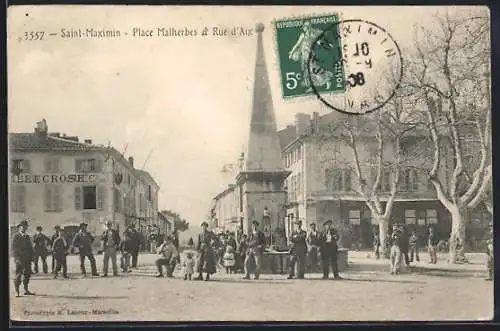 AK Saint-Maximin, Place Malherbes et Rue d`Aix animée avec passants et obélisque