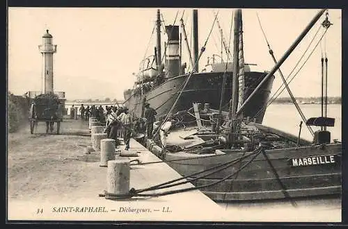 AK Saint-Raphaël, Déchargeurs au port avec phare et navire Marseille