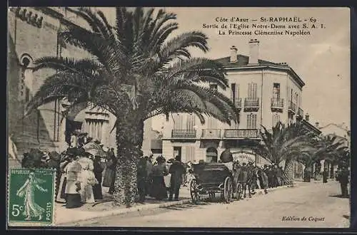 AK Saint-Raphaël, Sortie de l`Église Notre-Dame avec la Princesse Clémentine Napoléon