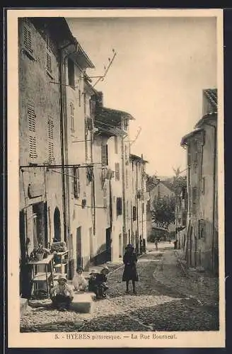 AK Hyères, pittoresque Rue Bourneuf avec scène de rue animée