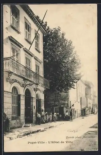 AK Puget-Ville, L`Hôtel de Ville et rue animée