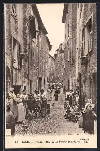 AK Draguignan, Rue de la Vieille Boucherie animée par ses habitants