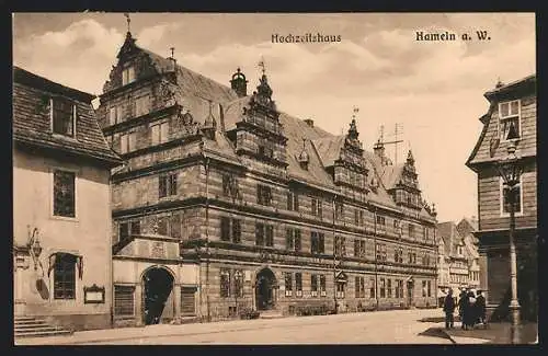 AK Hameln a. W., Strassenpartie am Hochzeitshaus