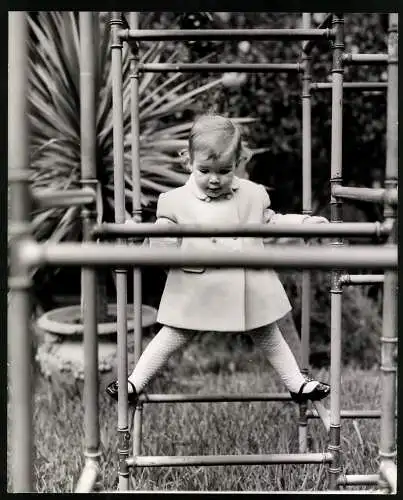 Fotografie Tom Hustler, London, Prinzesses Stephanie Marie Elizabeth of Monaco als Kind beim Klettern im Klettergerüst