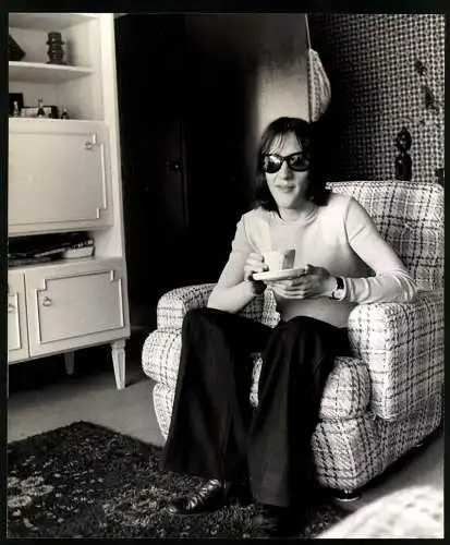 Fotografie Gilbert Montagné, französischer Sänger in seinem Wohnzimmer mit einer Tasse Tee, Grossformat 21 x 25cm