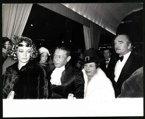 Fotografie französischer Chansonnier und Gitarrist Henri Salvador mit seiner Frau Jacqueline auf einem Kostümball