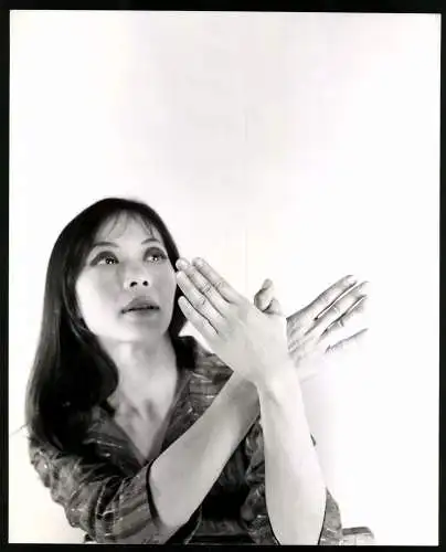 Fotografie Tom Blau, London, Jacqui Chan, Schauspielerin und Sängerin gibt in Gebärden ein Liebeslied zum Besten