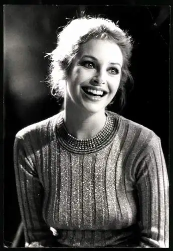 Fotografie Guy Marineu, London, Schauspielerin Sydne Rome mit breitem Lächeln, Grossformat 17 x 25cm