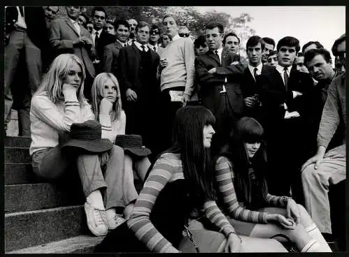 Fotografie Peter Brüchmann, München, Zwillings Treffen, blonde und schwarzhaarige Zwillinge von Männern umgeben
