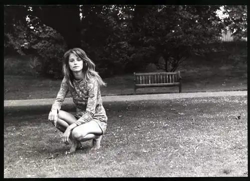 Fotografie Araldo di Crollalanza, Paris, Schauspielerin Charlotte Rampling posiert im Park, Grossformat 28 x 20cm