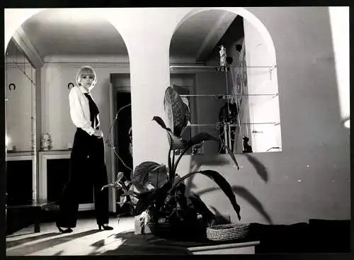 Fotografie Araldo Di Crollalanza, London, Schauspielerin Mareille Darc posiert in ihrer Wohnung, Grossformat 27 x 20cm