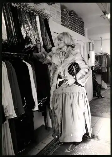 Fotografie Araldo Di Crollalanza, London, Schauspielerin Mireille Darc im extravaganten Pelzmantel beim Shoppen