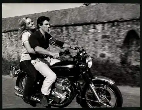 Fotografie Schauspieler Jean Claude Bouillon und Mylene Demongeot auf einem Honda Motorrad, Grossformat 26 x 20cm