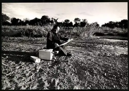 Fotografie James Soullier, London, italienischer Maler Pietro Annigoni betrachtet seine Kunst in der Steppe, 29 x 20cm