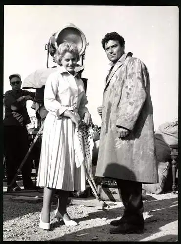 Fotografie Interfoto, Venezia, Schauspielerin Maria Schell mit Drehpartner Raf Vallone am Set A Storm on the River Po