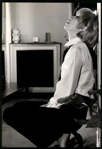 Fotografie Araldo Di Crollalanza, London, Mareille Darc nachdenklich in hockender Pose, Grossformat 19 x 28cm