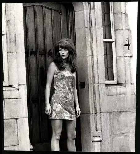 Fotografie Ivan Nagy, London, Charlotte Rampling im kurzen Blümchenkleid